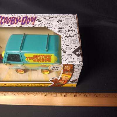 NIB DIE-CAST SCOOBY-DOO! MYSTERY MACHINE WITH SHAGGY & SCOOBY-DOO