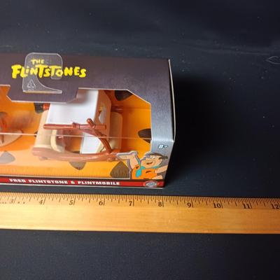 NIB DIE-CAST THE FLINTSTONES FRED FLINTSTONE & FLINTMOBILE