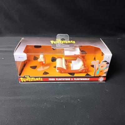 NIB DIE-CAST THE FLINTSTONES FRED FLINTSTONE & FLINTMOBILE