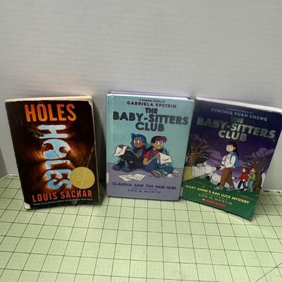 Holes Louis Sachar, The Baby Sitters Club Claudia and the New Girl & Mary Anne's Bad Luck Mystery.