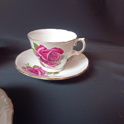 CHINA TEAPOT AND 4 CUPS & SAUCERS