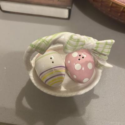 Easter egg salt and pepper shakers