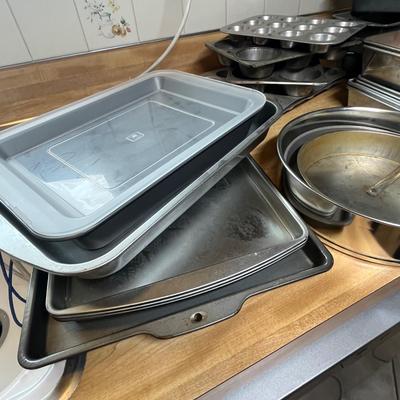Lot of bakeware