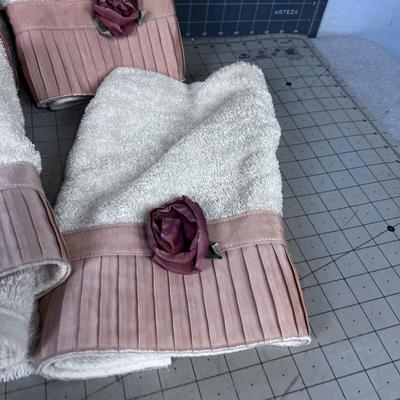 (4) 2 Hand & 2 Bath Towels, Cream & Dusty Rose with a Rose
