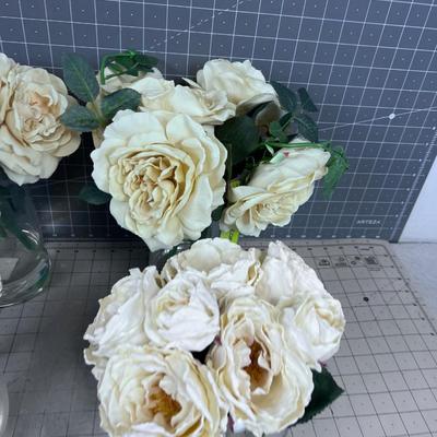 Floral Arrangements (4) White Roses in Clear Vases, 2 Styles