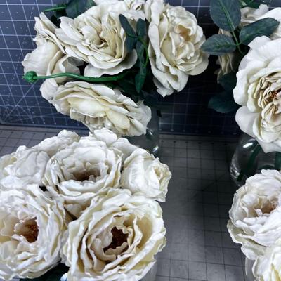Floral Arrangements (4) White Roses in Clear Vases, 2 Styles