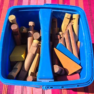 Container of Lincoln Logs & Blocks