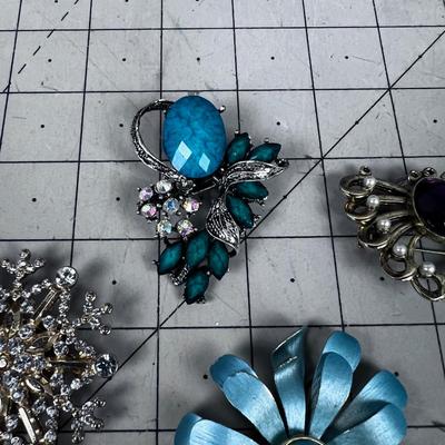 4 Vintage Pins 
