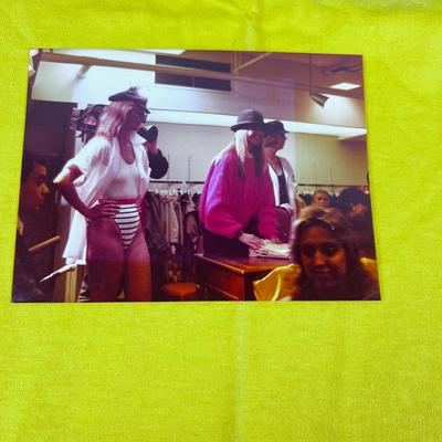 Signed CHRISTY BRINKLEY Yellow T-shirt and PHOTOS 