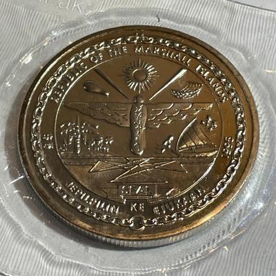 Marshall Islands Uncirculated Condition VJ-Day WWII Commemorative "The Iconic Kiss" Coin as Pictured.