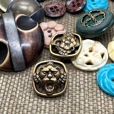 LOT 8 - Vintage and Antique Buttons