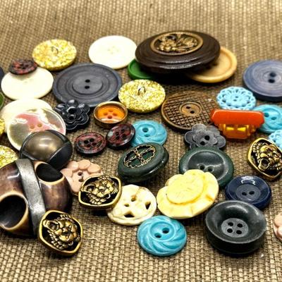 LOT 8 - Vintage and Antique Buttons