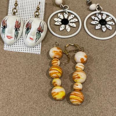 5 different style earrings