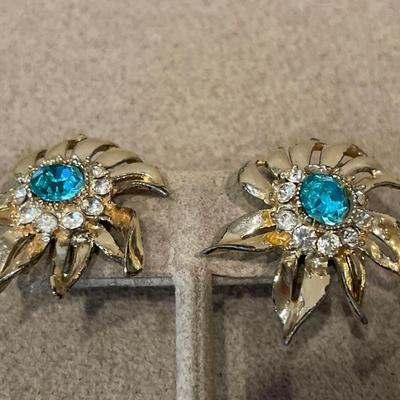 2 Vintage flower style screw earrings