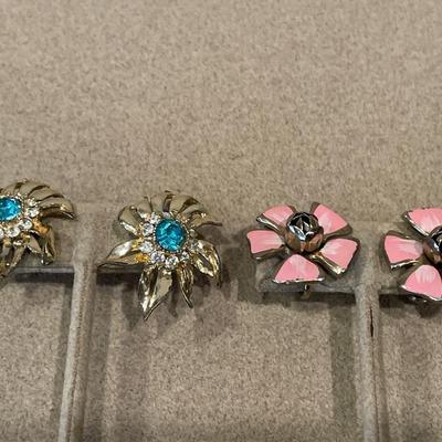 2 Vintage flower style screw earrings