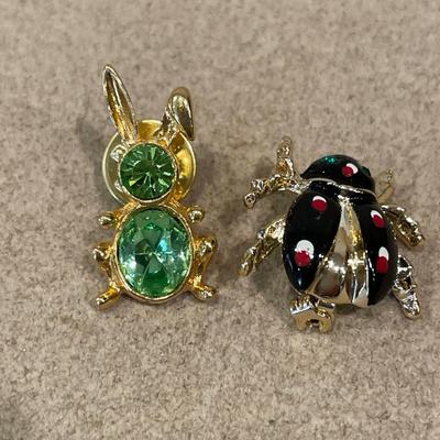 1997 DSC green crystal rabbit & ladybug pin