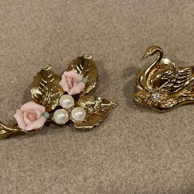 4 gold tone brooches