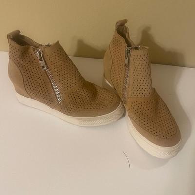 steve Madden suede wedge shoes. size 6.5. great condition.