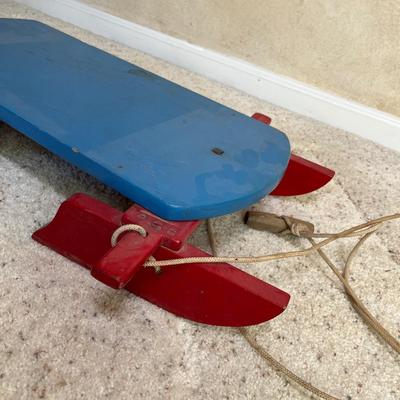 Antique sled, with seat