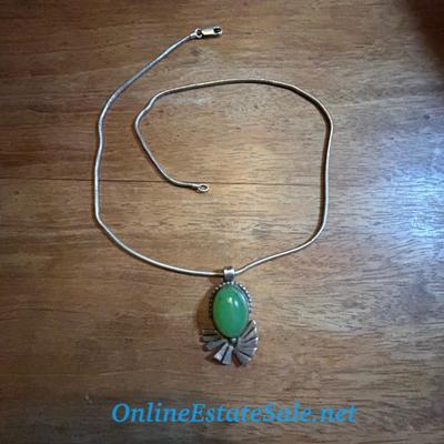 GREEN PENDANT NECKACE