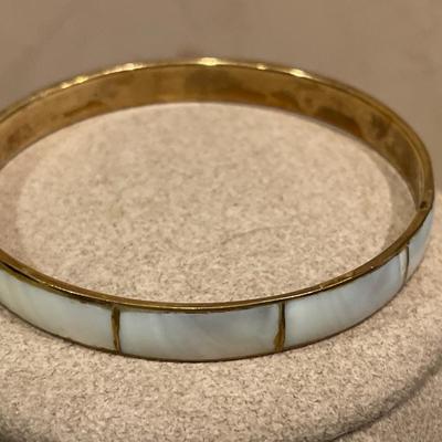 Mother of pearl bangle & gold tone necklace
