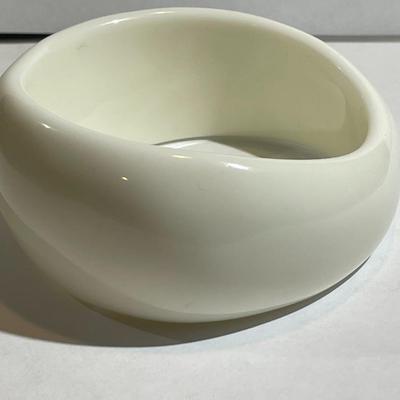 Vintage Mid-Century Off White Color 8" Lucite Graduated Bangle Bracelet 1"-1.5" in VG Preowned Condition.