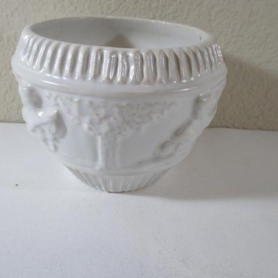 Roseville White Donatella Bowl 4x4 1/2 575 (Mint )