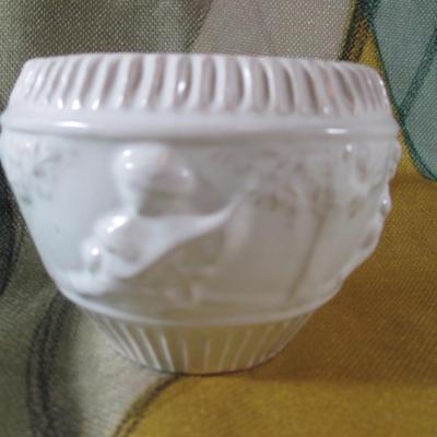 Roseville White Donatella Bowl 4x4 1/2 575 (Mint )