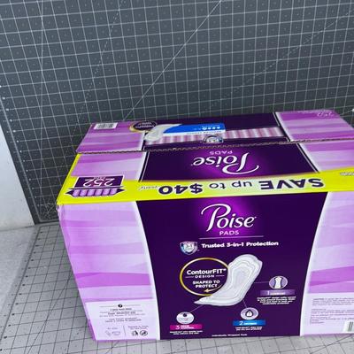 Case of POISE Pads Regular Length and Moderate Strength 
