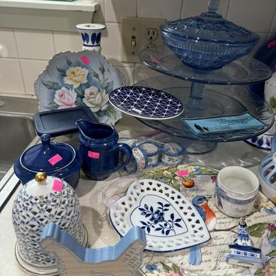 Blue kitchen dishes