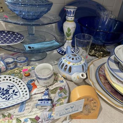 Blue kitchen dishes