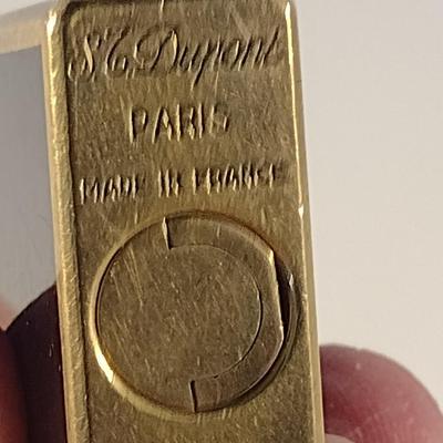 Mid Century S. T. Dupont Gas Cigarette Lighter with Black Lacquer Body and Gold-Plated Trim