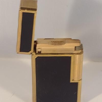 Mid Century S. T. Dupont Gas Cigarette Lighter with Black Lacquer Body and Gold-Plated Trim