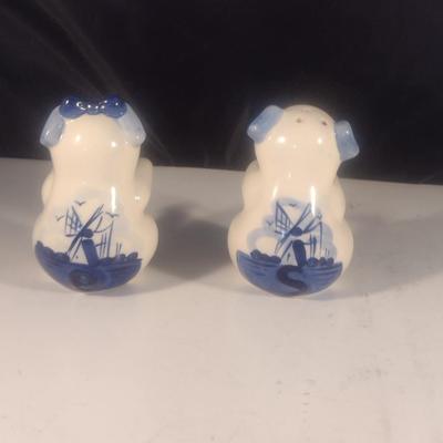 Vintage Ceramic Delft Blue Holland Hand-Painted Piggy Salt and Pepper Shakers