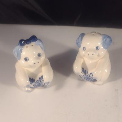 Vintage Ceramic Delft Blue Holland Hand-Painted Piggy Salt and Pepper Shakers