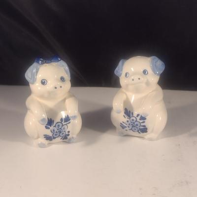 Vintage Ceramic Delft Blue Holland Hand-Painted Piggy Salt and Pepper Shakers