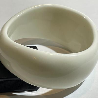 Vintage Mid-Century Off White Color 8" Lucite Graduated Bangle Bracelet 1"-1.5" in VG Preowned Condition.