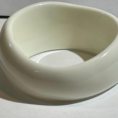 Vintage Mid-Century Off White Color 8" Lucite Graduated Bangle Bracelet 1"-1.5" in VG Preowned Condition.