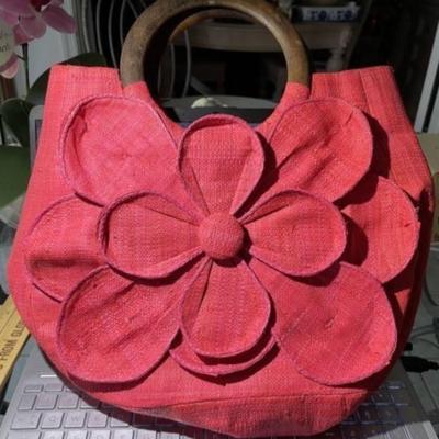 Mar Y Sol Straw Flowered Handbag w/Wood Handles Handmade in Madagascar in Hardly Ever Used Condition.