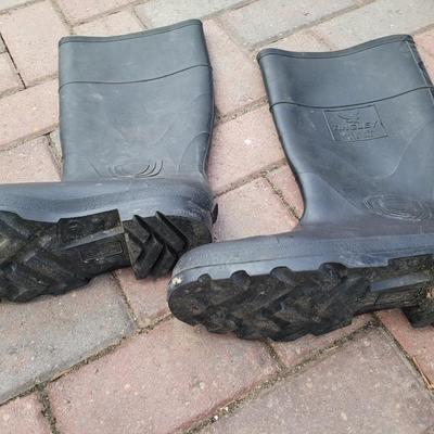 Tingley- made in USA Size 9 concrete or rain rubber boots.