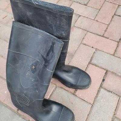 Tingley- made in USA Size 9 concrete or rain rubber boots.