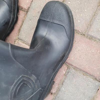 Tingley- made in USA Size 9 concrete or rain rubber boots.