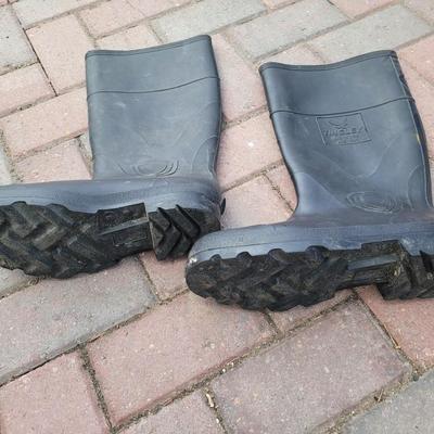 Tingley- made in USA Size 9 concrete or rain rubber boots.
