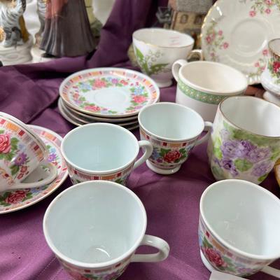 Fine China tea cups, Saucers