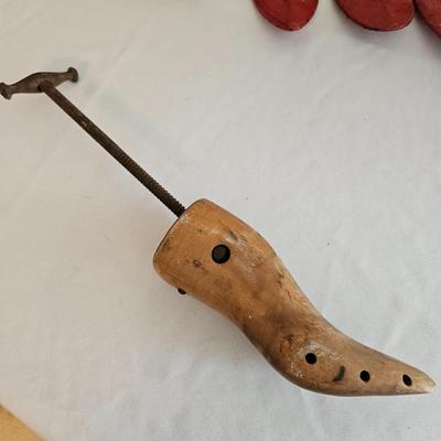 Jersey Cobbler Stand, Shoe Moulds and Stretchers (UD-DW)