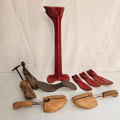 Jersey Cobbler Stand, Shoe Moulds and Stretchers (UD-DW)
