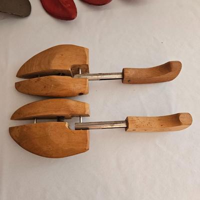 Jersey Cobbler Stand, Shoe Moulds and Stretchers (UD-DW)