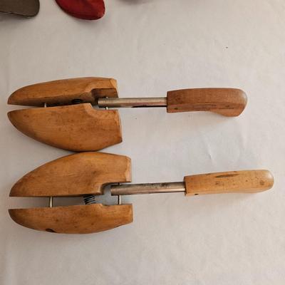 Jersey Cobbler Stand, Shoe Moulds and Stretchers (UD-DW)