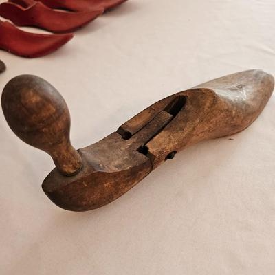 Jersey Cobbler Stand, Shoe Moulds and Stretchers (UD-DW)
