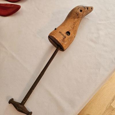 Jersey Cobbler Stand, Shoe Moulds and Stretchers (UD-DW)